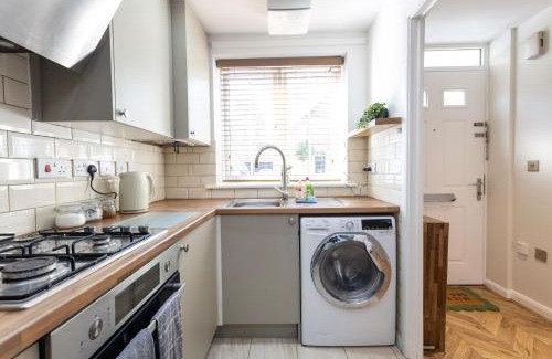 Swindon Casa | Wheatcroft Sleeps 7 Long Stays Parking and Wi-Fi