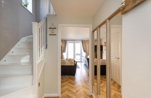 Swindon Casa | Wheatcroft Sleeps 7 Long Stays Parking and Wi-Fi