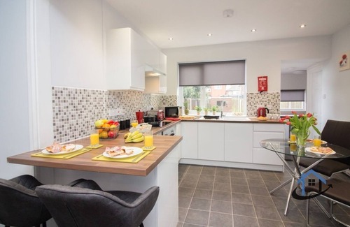 Doncaster Casa | Wheateley Casa, king beds, parking, workspace, wi-fi, corporates, pets