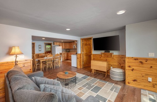 Lakewood Cabina | Wheeler Lake home- Great for Groups, Dock + Fire Pit