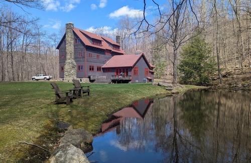 Stratton and Bromley Ski Areas Chalet De Esquí | Where crisp air meets cozy nights—your Vermont fall escape awaits.