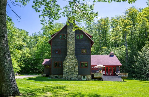 Stratton and Bromley Ski Areas Chalet De Esquí | Where crisp air meets cozy nights—your Vermont fall escape awaits.