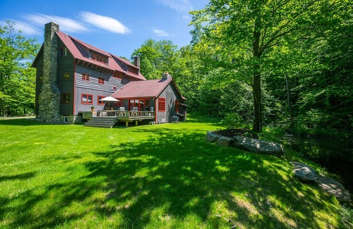 Stratton and Bromley Ski Areas Chalet De Esquí | Where crisp air meets cozy nights—your Vermont fall escape awaits.