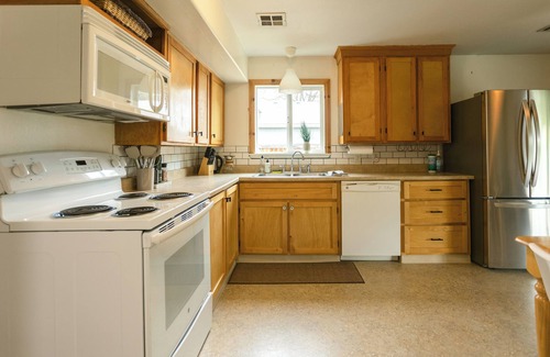Central Point Casa | This house is a 3 bedroom(s), 2 bathrooms, located in Central Point, OR.
