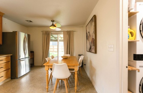 Central Point Casa | This house is a 3 bedroom(s), 2 bathrooms, located in Central Point, OR.