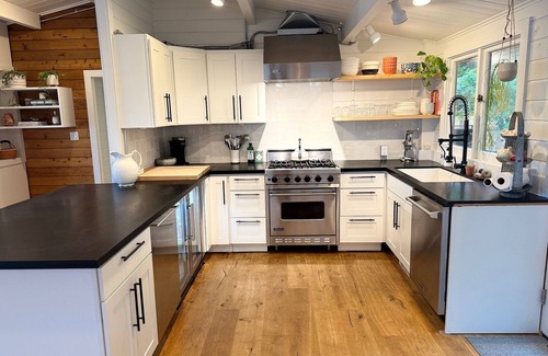 Freeland Cabina | Whidbey Island Beachfront Cabin No-Bank Sandy Beach + Sunset Views