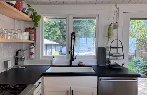 Freeland Cabina | Whidbey Island Beachfront Cabin No-Bank Sandy Beach + Sunset Views