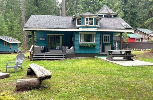 Savary Island Cabaña | Whimsical 4 bedrooms + one loft cottage on Savary Island