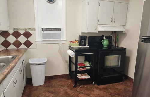 Pensacola Casa | Whimsical beachy little house near NAS/Dwntn
