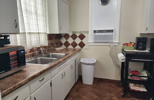 Pensacola Casa | Whimsical beachy little house near NAS/Dwntn
