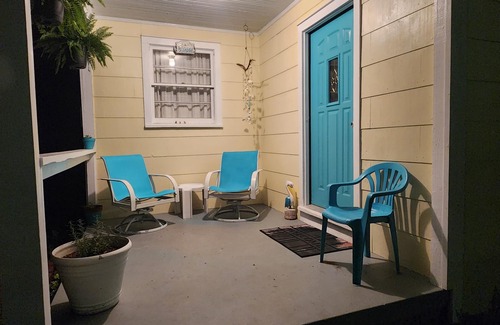 Pensacola Casa | Whimsical beachy little house near NAS/Dwntn