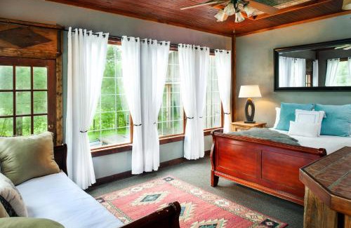 Franklin Apartamento | Whimsical Gatehouse at Dark Horse Estate