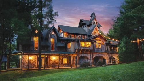 Franklin Apartamento | Whimsical Gatehouse at Dark Horse Estate