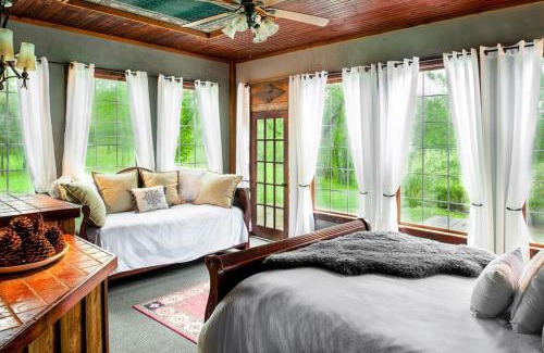 Franklin Apartamento | Whimsical Gatehouse at Dark Horse Estate