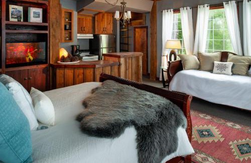 Franklin Apartamento | Whimsical Gatehouse at Dark Horse Estate