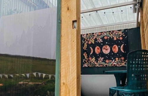 Mabe Cabina | Whimsical Wagon with Huge Outdoor Bathtub