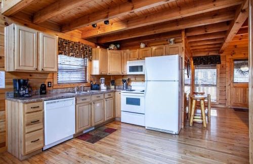 Gatlinburg Casa | Whisk A Way with Hot Tub, Pool Table and Jacuzzi