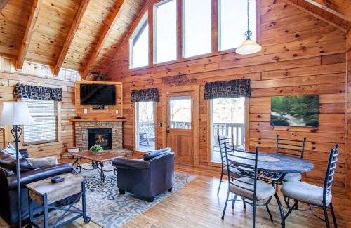 Gatlinburg Casa | Whisk A Way with Hot Tub, Pool Table and Jacuzzi
