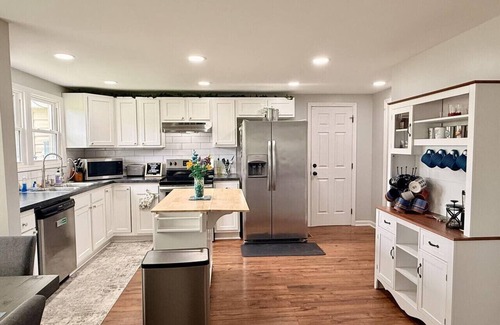 Beattyville Cabaña | Experience comfort at Whisker Ridge, a spacious 3-bedroom cottage in the scenic Beattyville, KY