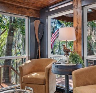 Jefferson Casa | Whiskey Barrel, Hot Tub, Waterfront, Pickleball