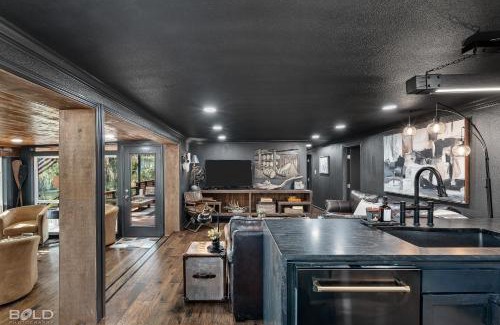 Jefferson Casa | Whiskey Barrel, Hot Tub, Waterfront, Pickleball