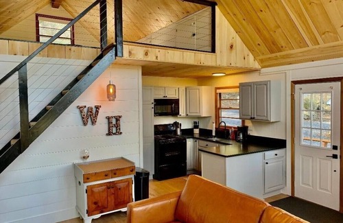 Front Royal Cabina | Whiskey Hill Cabin a Mountain escape in Virginia Wine country.
