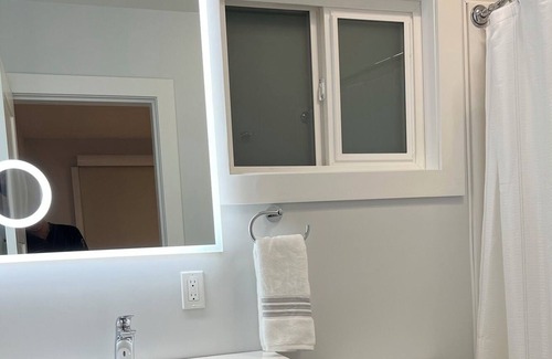 Port Alberni Apartamento | Whiskey Jack Suite A modern, cozy, space; perfect for any occasion !