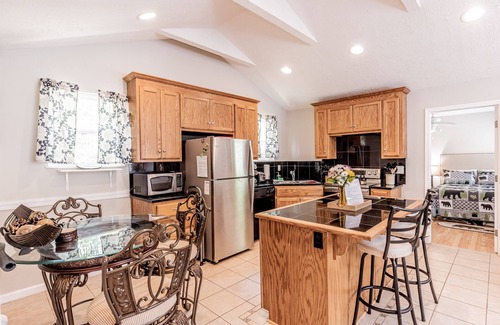 Alarka Cabina | Whiskey's Creekside Cabin*WI-FI*Hot Tub*Fire Pit*No Pet Fee*