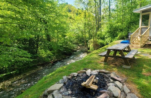 Alarka Cabina | Whiskey's Creekside Cabin*WI-FI*Hot Tub*Fire Pit*No Pet Fee*
