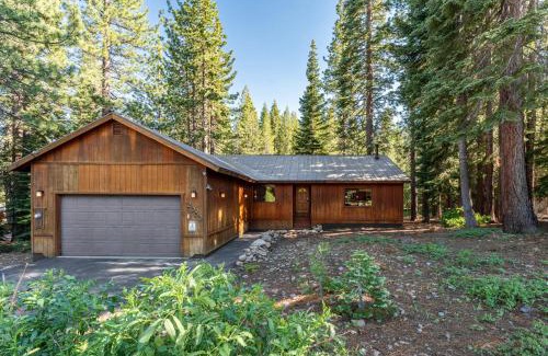 Truckee Casa | Whiskey Springs by AvantStay Classic Cabin Near Tahoe Donner Ski Area