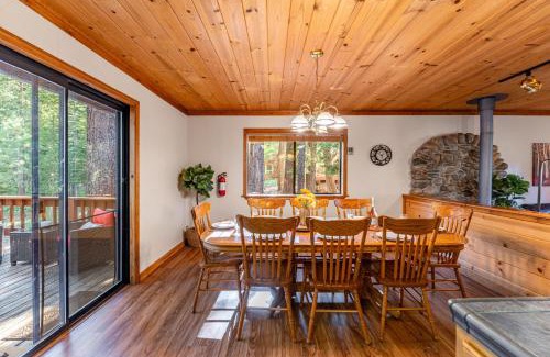 Truckee Casa | Whiskey Springs by AvantStay Classic Cabin Near Tahoe Donner Ski Area