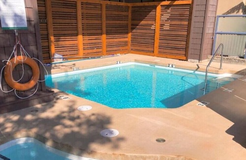 Village North Complejo | Whiski Jack At Tyndall Stone Lodge- Spacious 2 Bedroom W/Full Kitchen