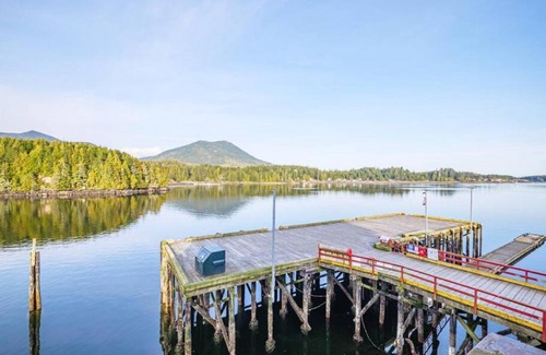 Ucluelet Apartamento | Whisky Harbour, Downtown King Bed and Inlet View