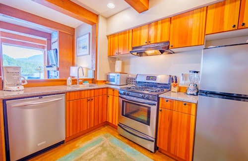 Ucluelet Apartamento | Whisky Harbour, Downtown King Bed and Inlet View