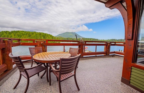Ucluelet Apartamento | Whisky Harbour, Downtown King Bed and Inlet View