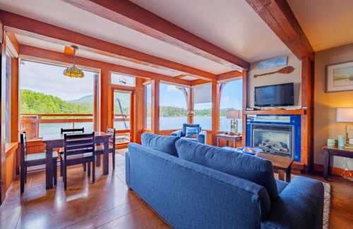 Ucluelet Apartamento | Whisky Harbour, Downtown King Bed and Inlet View