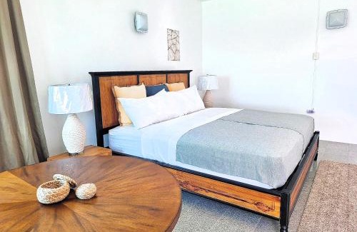 Whitehouse Casa | Whispering Clouds Beach House