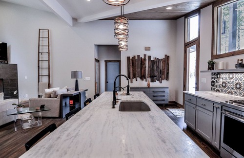 Ellijay Cabina | Whispering Creek ~ 2BR Mountain Modern Luxury ~ On Creek w/Hot Tub & Fireplaces
