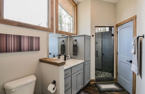 Ellijay Cabina | Whispering Creek ~ 2BR Mountain Modern Luxury ~ On Creek w/Hot Tub & Fireplaces