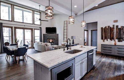 Ellijay Cabina | Whispering Creek ~ 2BR Mountain Modern Luxury ~ On Creek w/Hot Tub & Fireplaces