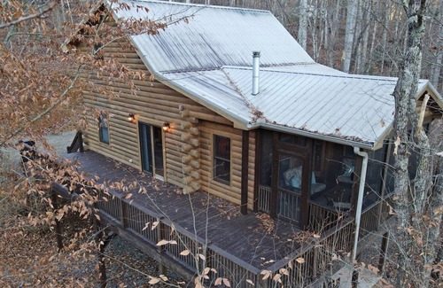 Ridges Over the Lake Cabina | Whispering Creek Lodge- Close to Lake Blue Ridge-5br/3ba Hot tub, wifi