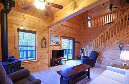 Ridges Over the Lake Cabina | Whispering Creek Lodge- Close to Lake Blue Ridge-5br/3ba Hot tub, wifi