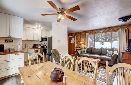 South Lake Tahoe Casa | Whispering Pines Cabin - Family and pet friendly abode