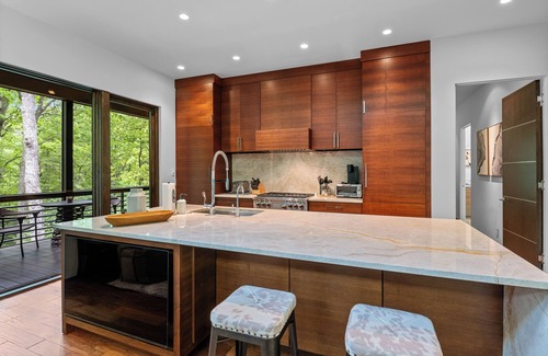 Highlands Cabina | Whispering Pines | Exquisite Modern Home with Hot Tub & Guest Suite