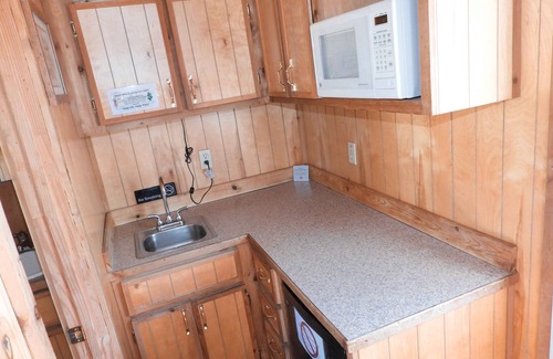 Leasburg Cabina | Whispering Pines Group cabin rental near Meramec River