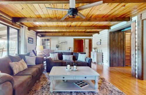Munds Park Casa | Whispering Pines Lakehouse