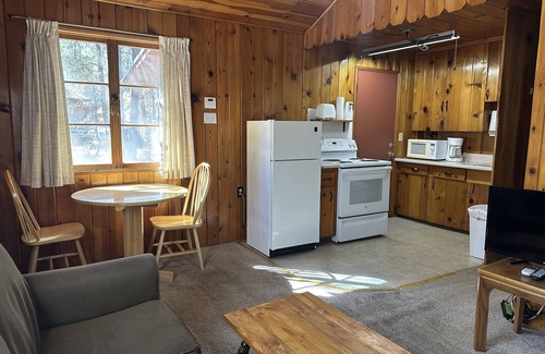 Pinetop-Lakeside Cabina | Whispering Pines Resort-Cabin #1(Highway Front)