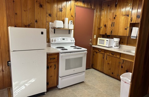 Pinetop-Lakeside Cabina | Whispering Pines Resort-Cabin #1(Highway Front)