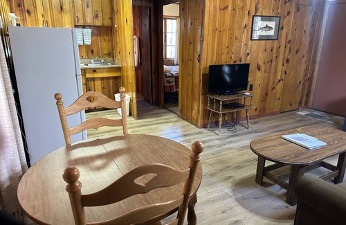 Pinetop-Lakeside Cabina | Whispering Pines Resort- Cabin #3 (Highway Front)