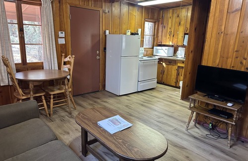 Pinetop-Lakeside Cabina | Whispering Pines Resort- Cabin #3 (Highway Front)